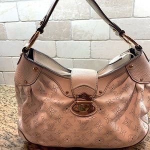 I don’t carry this bag any longer.